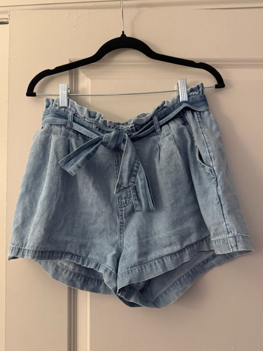 American Eagle Light Wash Denim Paper Bag Waist Shorts Size M